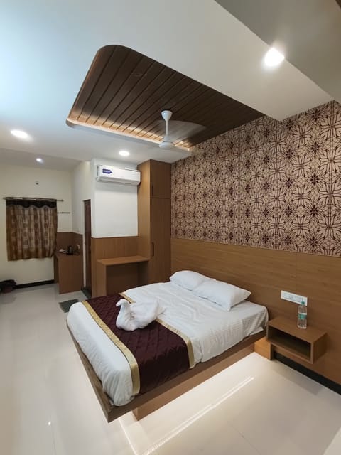 Elite Double Room | Free WiFi, bed sheets