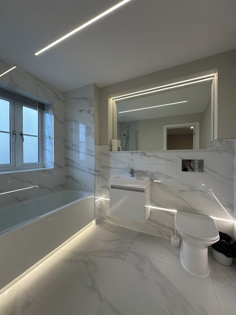 Double Room | Bathroom | Free toiletries, hair dryer, towels, soap