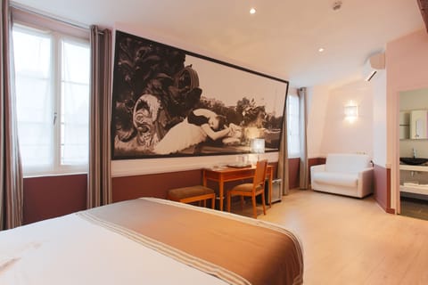 Signature Double Room | Minibar, in-room safe, desk, soundproofing