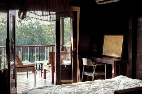 Desk, laptop workspace, free WiFi, bed sheets