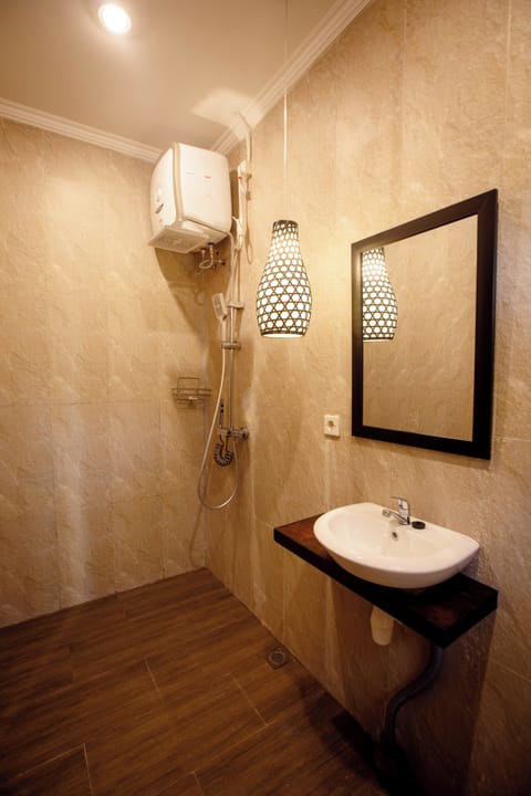 Shower, towels, soap, shampoo