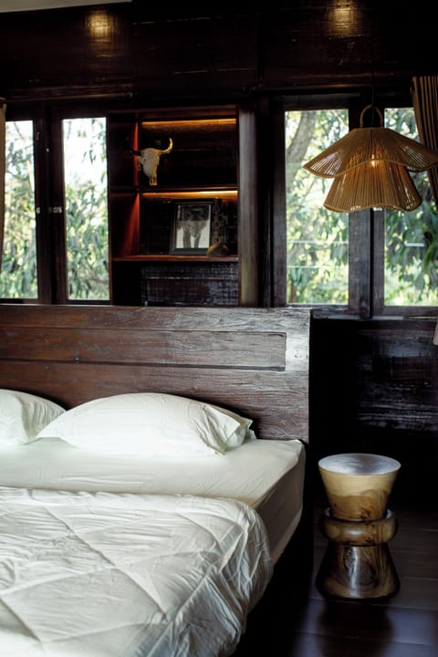 Desk, laptop workspace, free WiFi, bed sheets