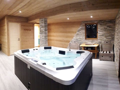 Indoor spa tub