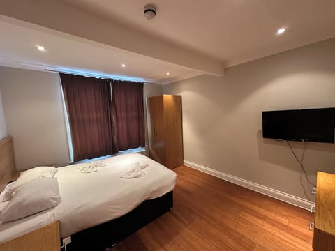 Double Room | Desk, laptop workspace, soundproofing, iron/ironing board