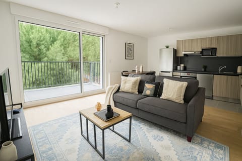 Apartment | Living area | Flat-screen TV