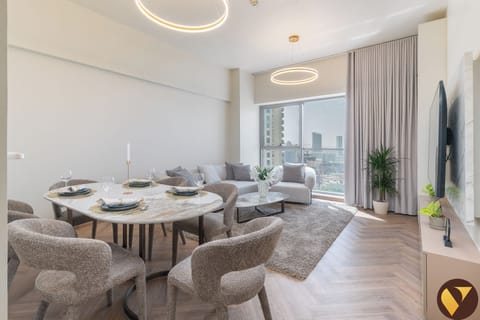 Luxury Apartment, Balcony, City View | In-room dining
