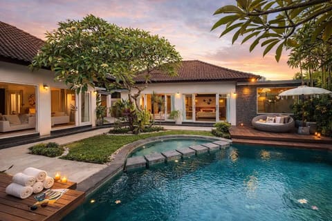 Luxury Villa, Pool View | Garden view