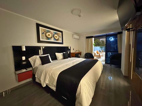 Deluxe Suite, 1 King Bed, Private Bathroom, City View | Laptop workspace, WiFi (free)