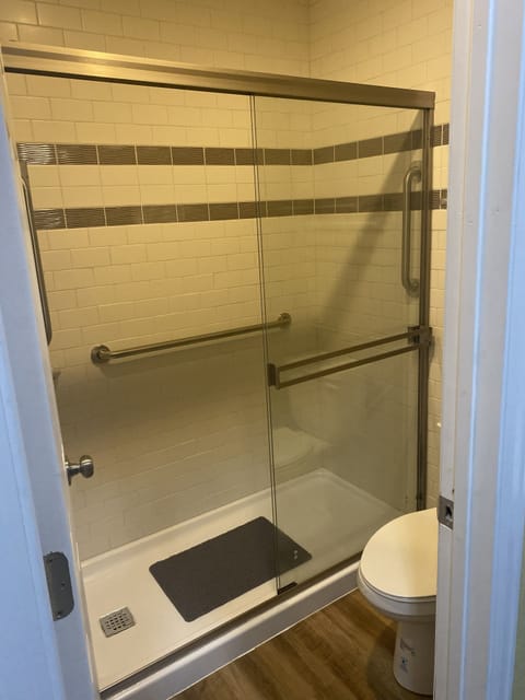 Classic Bungalow | Bathroom | Hair dryer, soap, shampoo, toilet paper