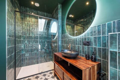 Superior Double Room, City View | Bathroom | Hair dryer, towels, soap, shampoo