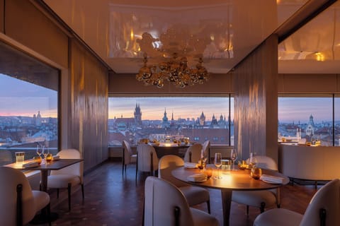 4 restaurants; breakfast, lunch, and dinner served