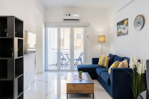 Apartment, 1 Bedroom, Kitchen, City View | Living room | 43-inch Smart TV with digital channels, streaming services