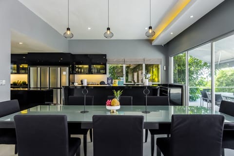 Exclusive Villa, Ocean View | Dining room