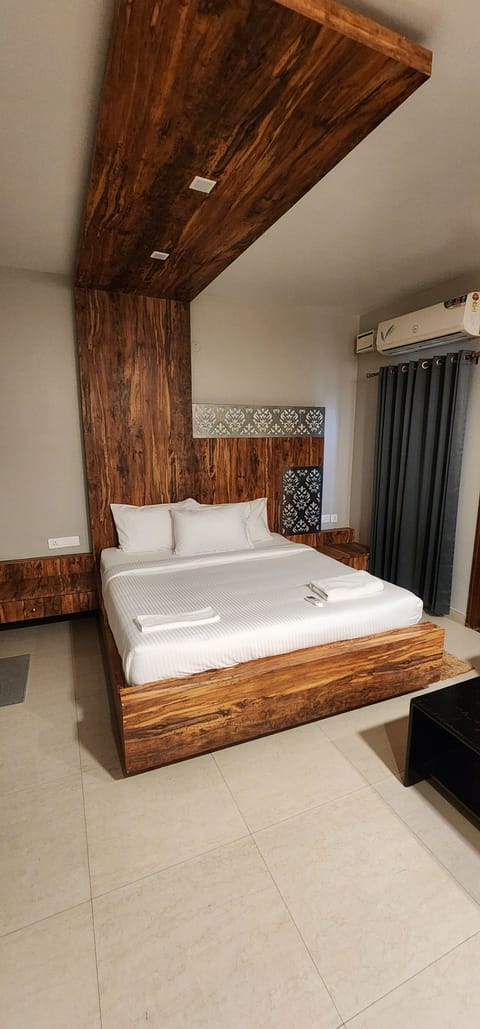 Standard Room | In-room safe, iron/ironing board