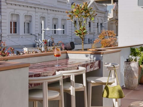 2 bars/lounges, rooftop bar
