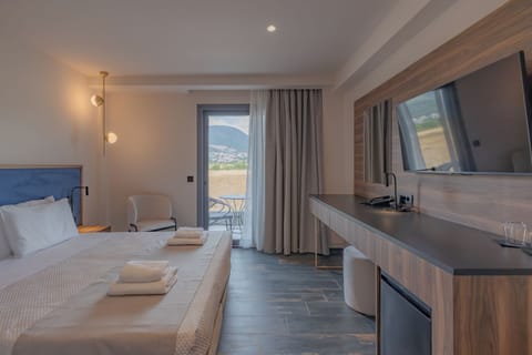 Superior Double Room, Balcony | Egyptian cotton sheets, premium bedding, minibar, in-room safe