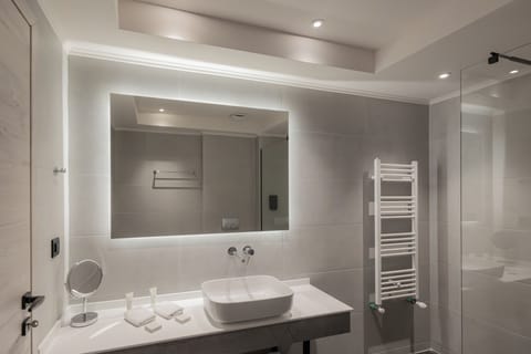 Superior Double Room, Balcony | Bathroom | Bathrobes, slippers