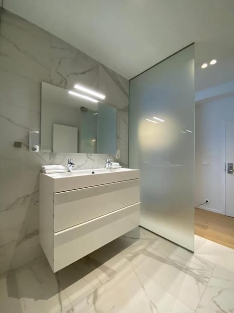 Classic Room, 1 Double Bed, Non Smoking, Bathtub | Bathroom | Combined shower/tub, towels, toilet paper