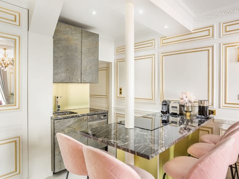 Apartment, City View | Private kitchen | Fridge, microwave, oven, stovetop