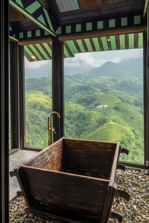 Deluxe Suite, Mountain View | Bathroom | Slippers, towels, soap, shampoo