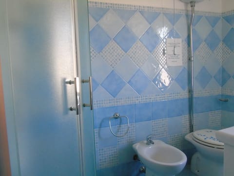 Family Twin Room, City View | Bathroom