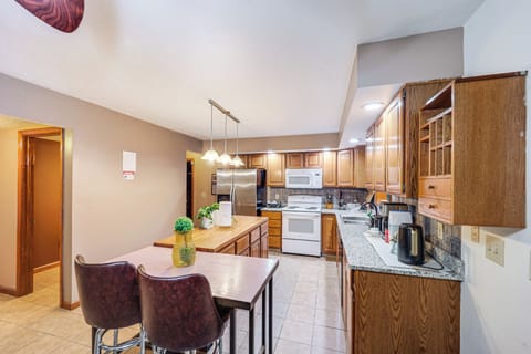 House (6 Bedrooms) | Interior