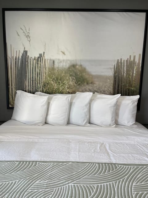 Standard Room, 1 King Bed | Premium bedding, pillowtop beds, desk, iron/ironing board