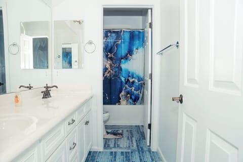 Deluxe Suite | Bathroom | Combined shower/tub, free toiletries, towels, soap