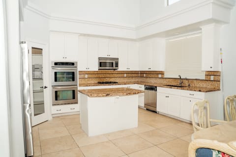 Deluxe Suite | Private kitchen | Full-size fridge, microwave, oven, stovetop