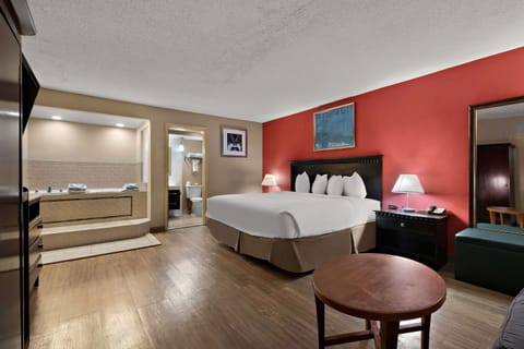 Standard Room, 1 King Bed, Non Smoking, Jetted Tub | Pillowtop beds, desk, iron/ironing board, cribs (free)