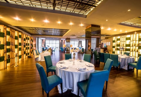 Breakfast, lunch served; Modern European cuisine, alfresco dining 