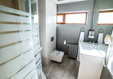 Luxury Suite | Bathroom | Shower, free toiletries, bathrobes, slippers