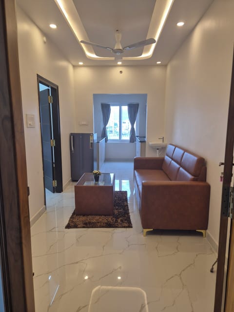 Luxury Single Room, 1 Bedroom, Balcony, Hill View | Living area