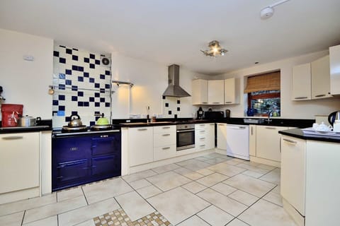 Family House, 5 Bedrooms, Pets Allowed, Garden View | Private kitchen | Electric kettle, toaster, highchair