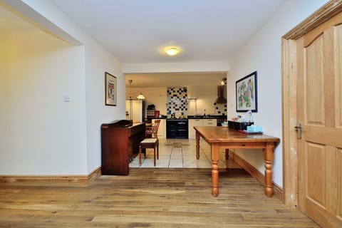 Family House, 5 Bedrooms, Pets Allowed, Garden View | Living area | Flat-screen TV