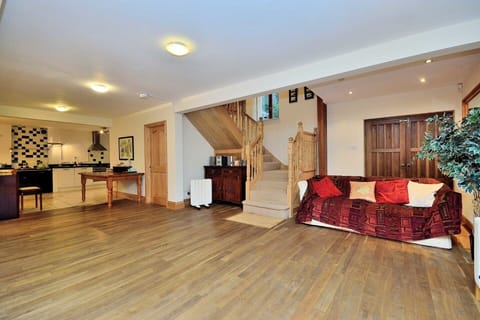 Family House, 5 Bedrooms, Pets Allowed, Garden View | Living area | Flat-screen TV