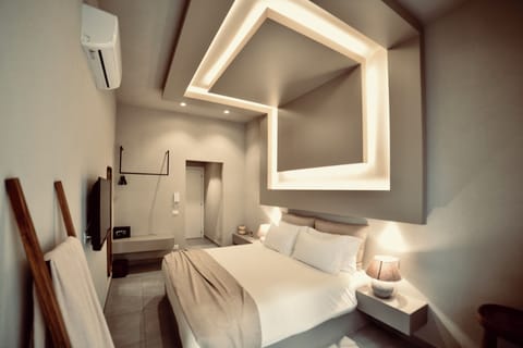 Standard Double Room | In-room safe, iron/ironing board, free WiFi