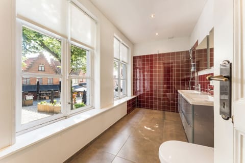 Comfort Triple Room, City View | Bathroom | Hair dryer, towels