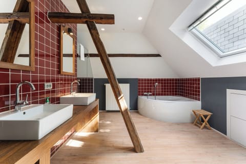 Family Quadruple Room | Bathroom | Hair dryer, towels