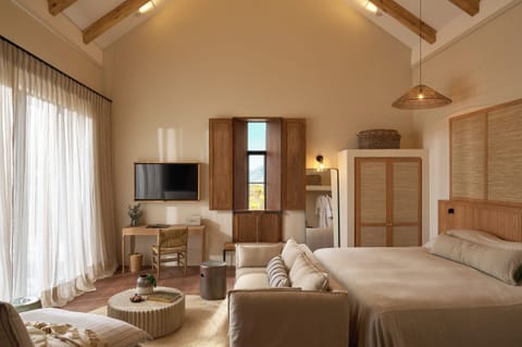 Luxury Spa Suite | Free minibar, desk, laptop workspace, free WiFi