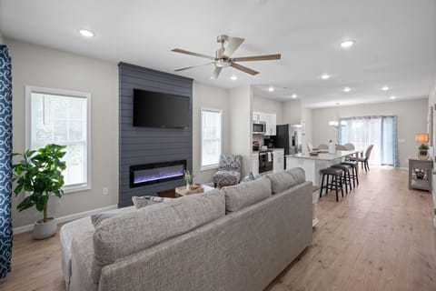 House, Multiple Beds, Patio, Garden View (1018 Main St) | Living area