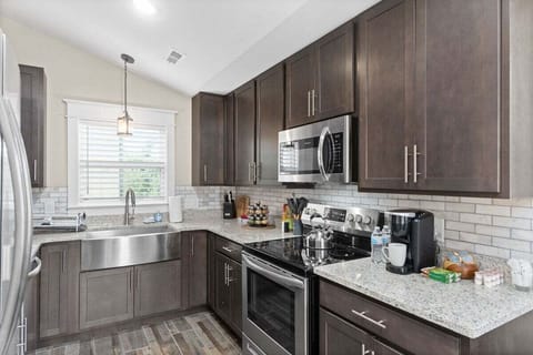 Condo, 1 Queen Bed with Sofa bed, Balcony, Garden View (Unit #5 (638 Madison St)) | Private kitchen