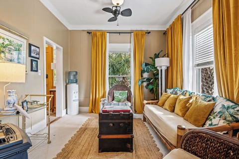 Suite, Courtyard View | Living area