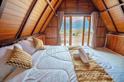 Deluxe Room | Rollaway beds, bed sheets