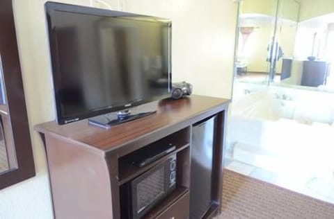 Desk, soundproofing, free WiFi, bed sheets