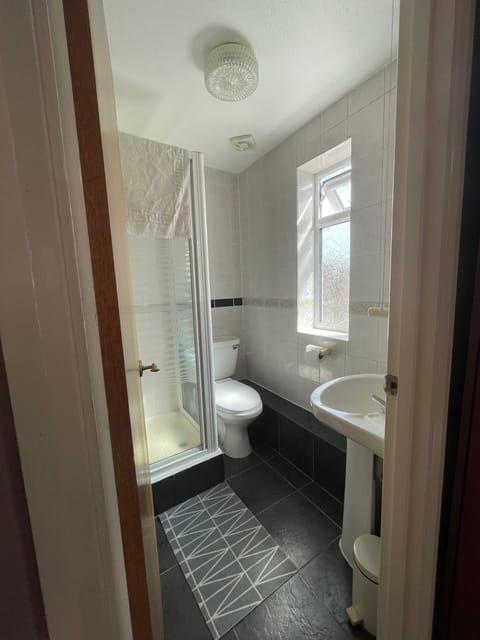 Single Room | Bathroom | Shower, hair dryer, towels, soap