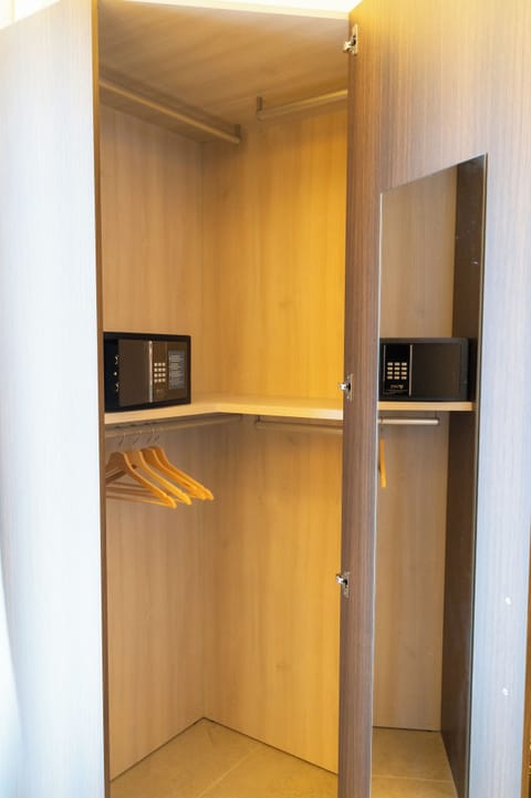 Luxury Suite, Sea View | Wardrobe