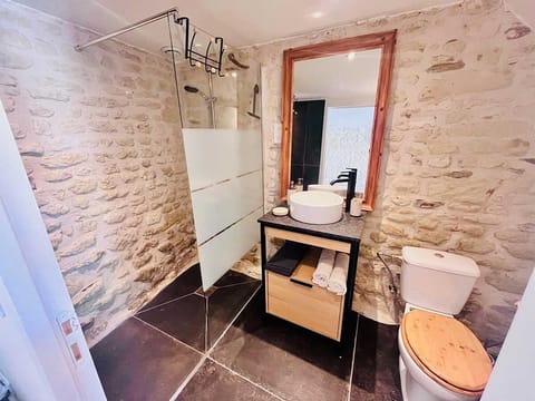 Deluxe Room | Bathroom