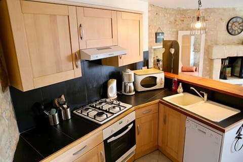 Classic Cottage, Patio, Garden View | Private kitchen