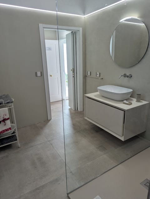 Deluxe Suite, Sea View | Bathroom | Shower, hair dryer, slippers, towels